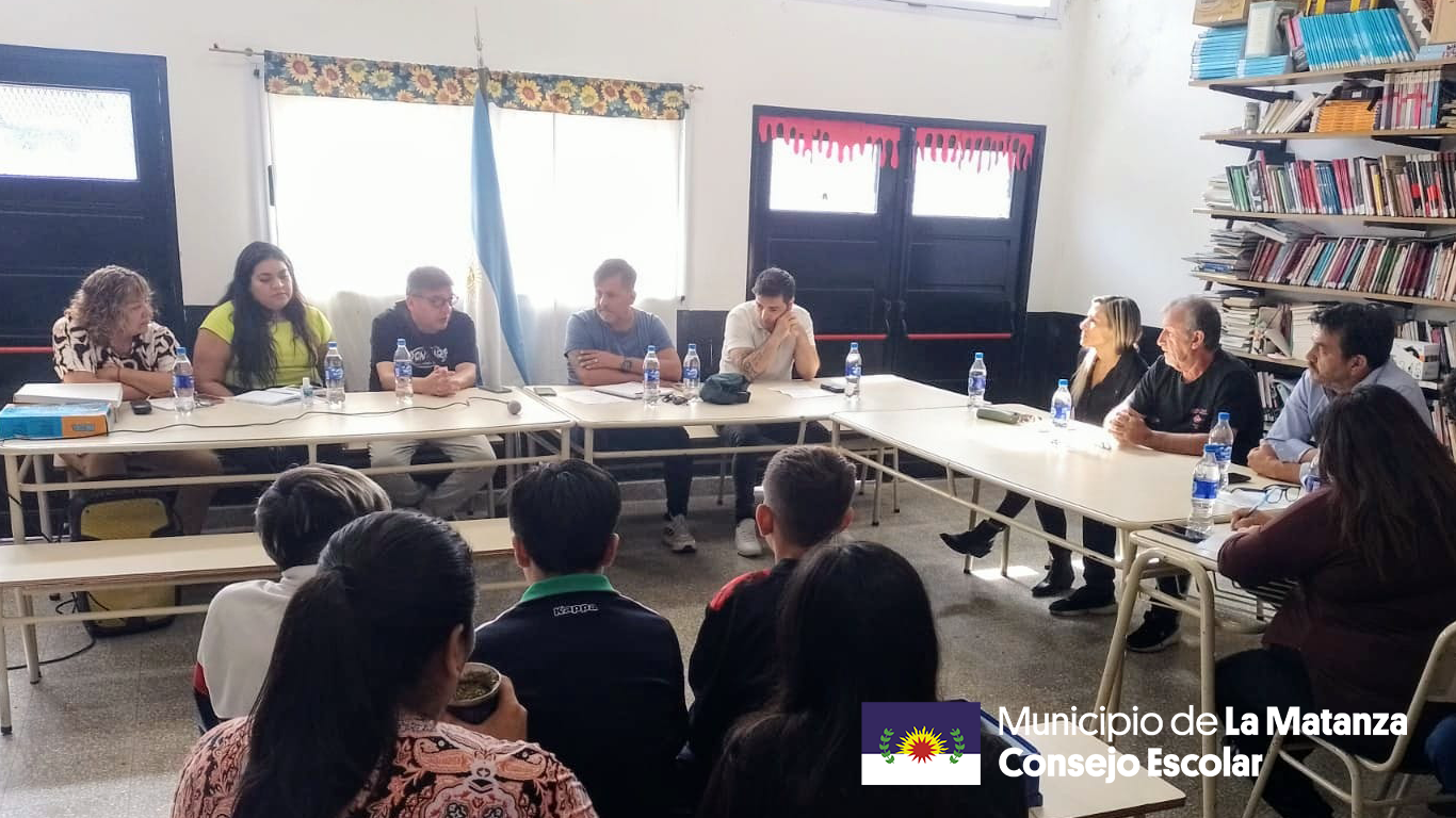 Realizamos una nueva sesión del Consejo Escolar de La Matanza en una escuela, está vez en la ES N°183. Junto a directivos, docentes y alumnos se analizaron los resultados en distintas áreas en que se viene trabajando. Además hicimos entrega de las banderas de ceremonia al Director de la Escuela.